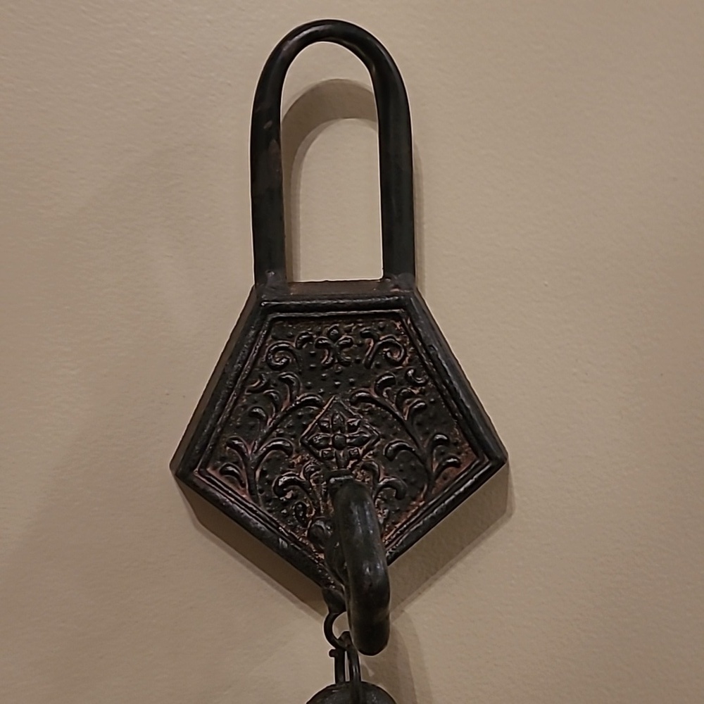 DECORATIVE Antique Style Heavy Cast Iron Hook with Hanging Key - Picture 3 of 15